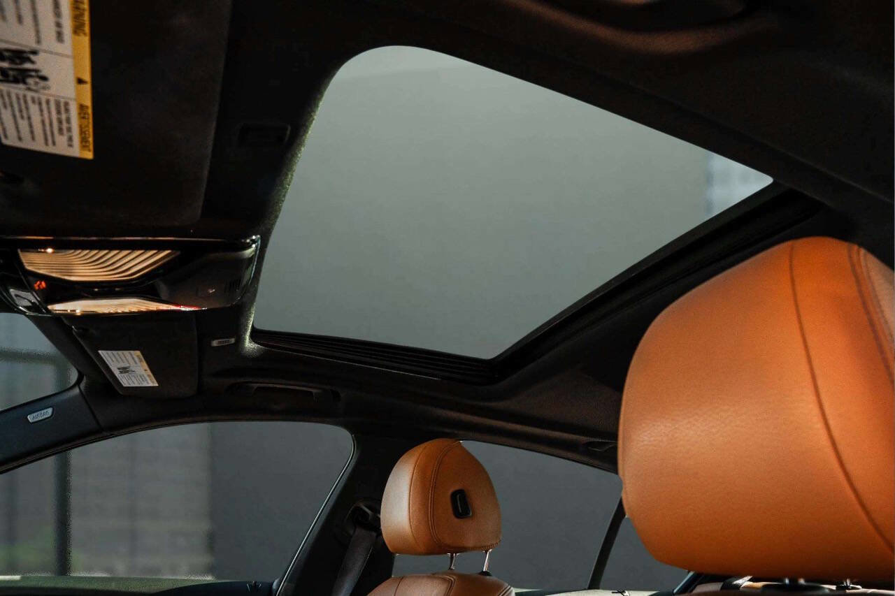 Used 2019 BMW 530e xDrive w/ Convenience Package image 32