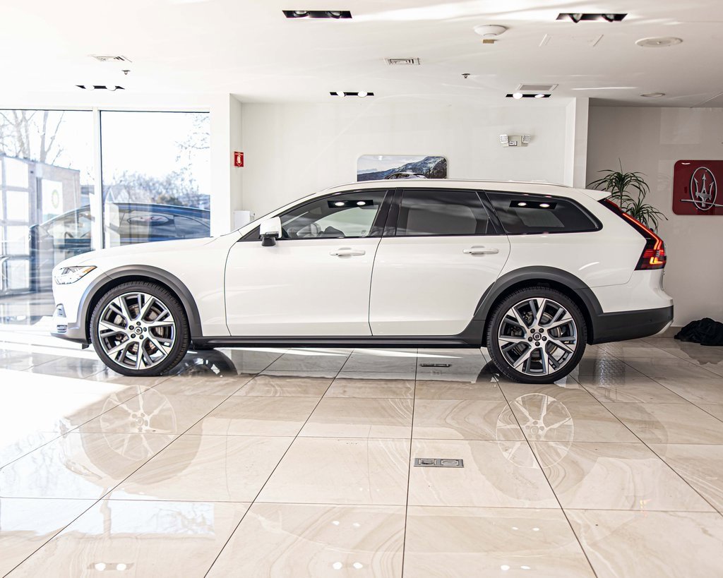 Used 2023 Volvo V90 B6 Cross Country Ultimate w/ Climate Package image 6