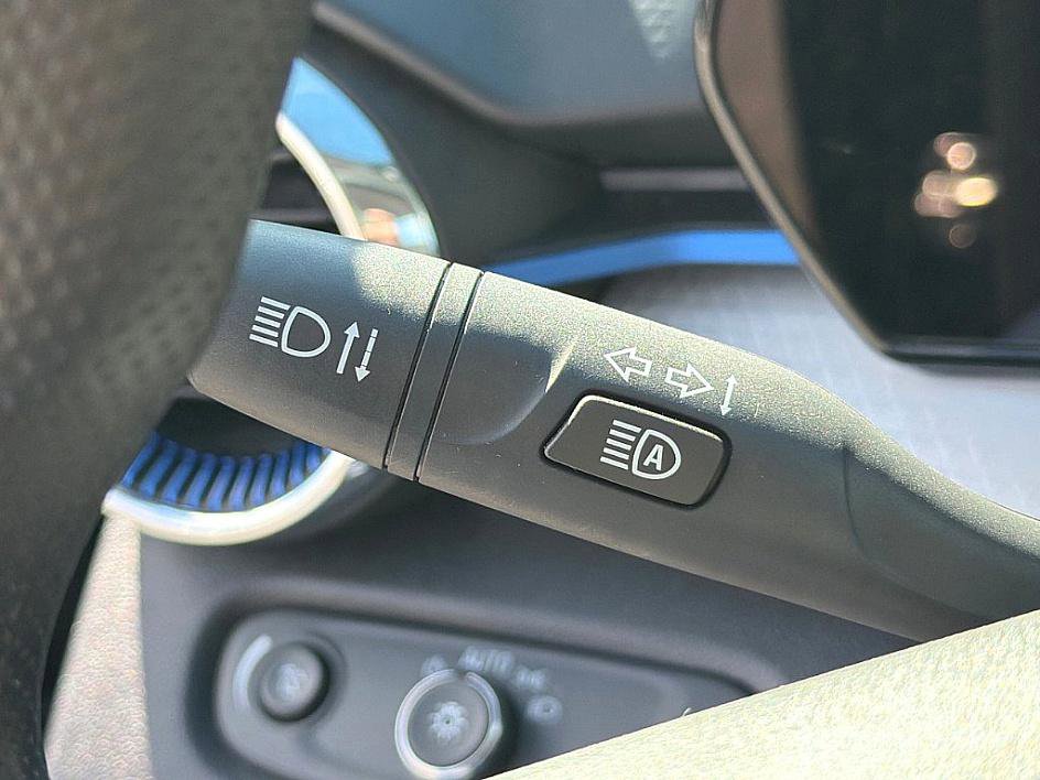 Used 2025 Chevrolet Trax LT image 17