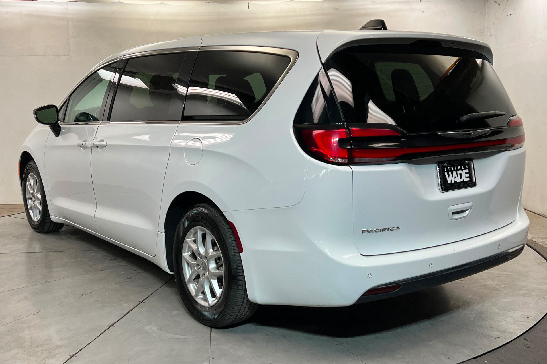 Used 2024 Chrysler Pacifica Touring-L FWD image 3