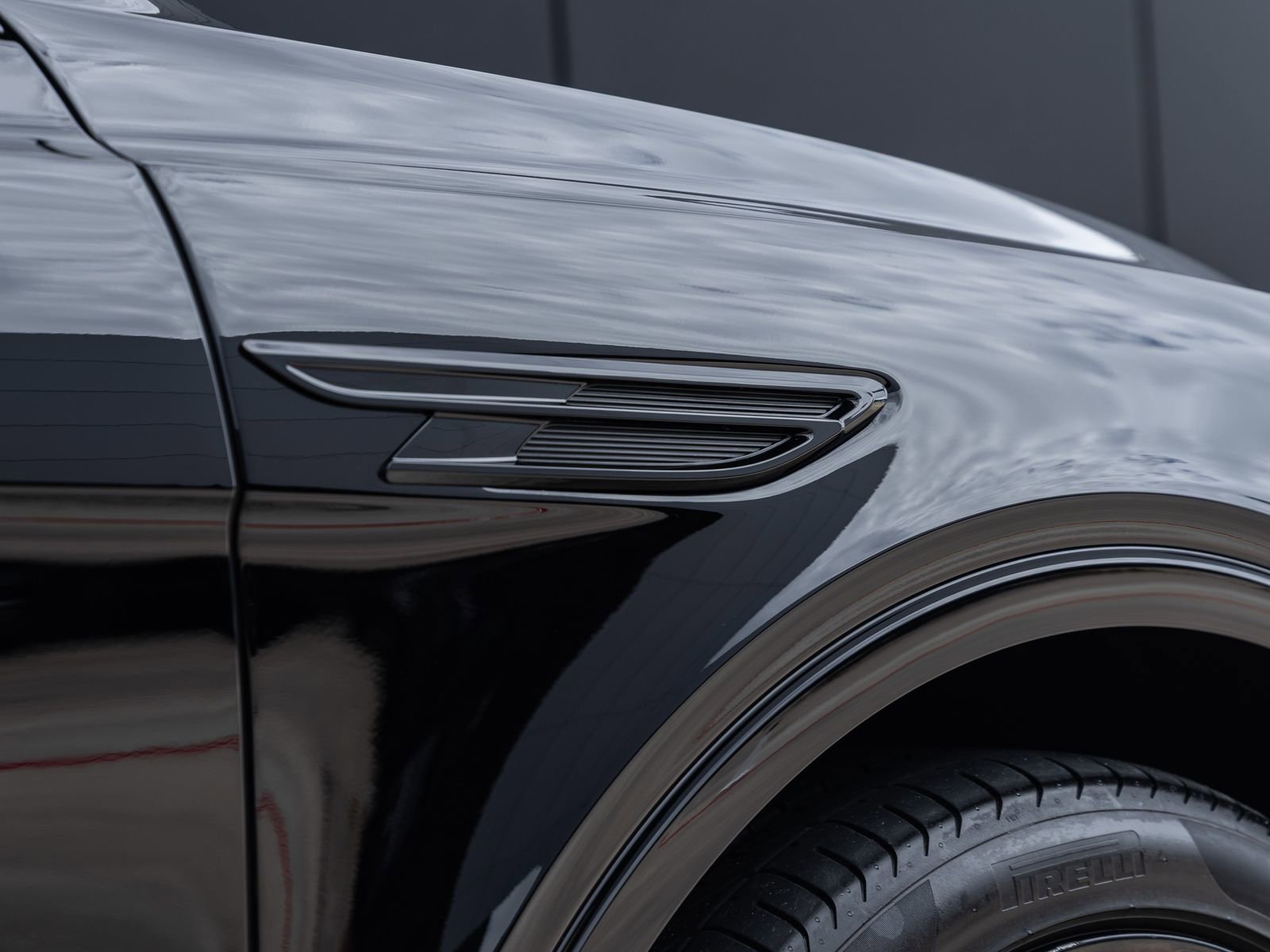 Used 2023 Bentley Bentayga AWD/4WD image 18