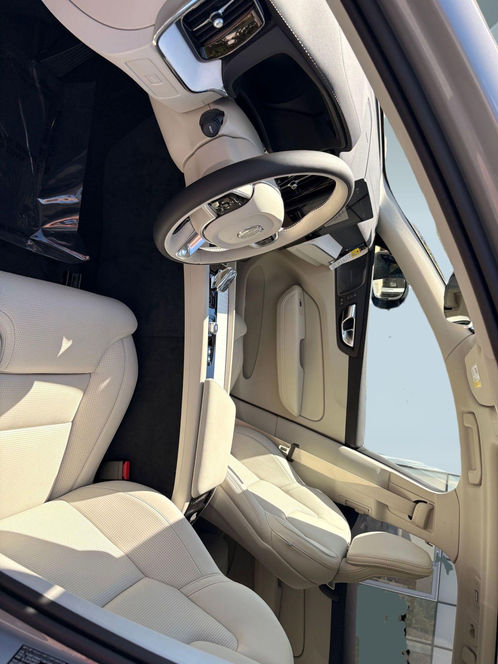 New 2026 Volvo XC60 B5 Ultra w/ Climate Package image 22