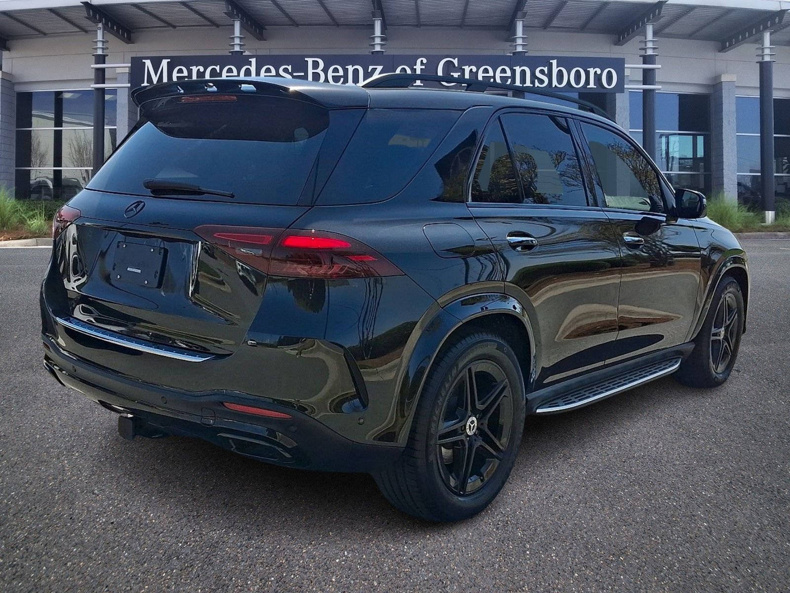 Used 2024 Mercedes-Benz GLE 350 4MATIC w/ AMG Line Exterior image 4