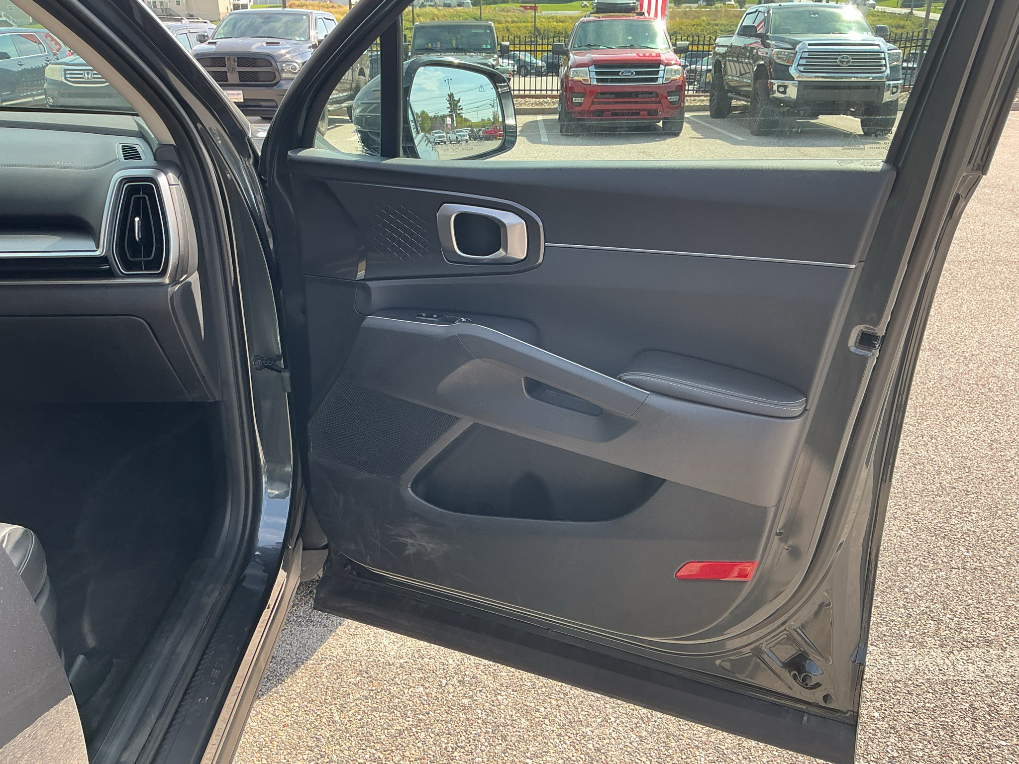 Used 2025 Kia Sorento S AWD/4WD image 19