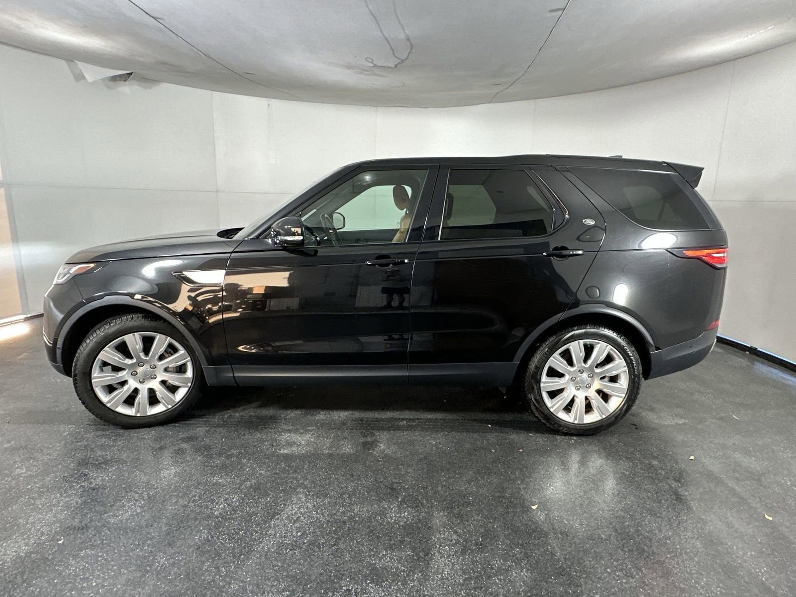 Used 2020 Land Rover Discovery HSE image 8
