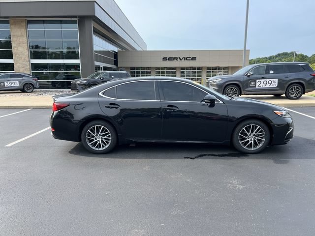 Used 2017 Lexus ES 350 w/ Luxury Package FWD image 2