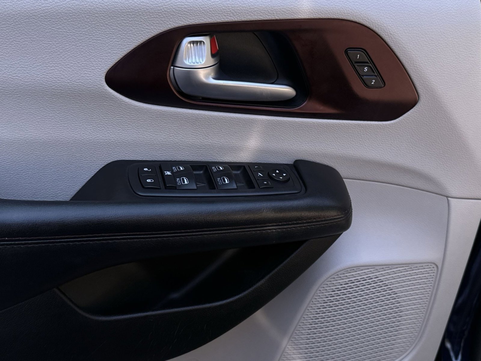Used 2019 Chrysler Pacifica Limited w/ Advanced Safetytec Group FWD image 14