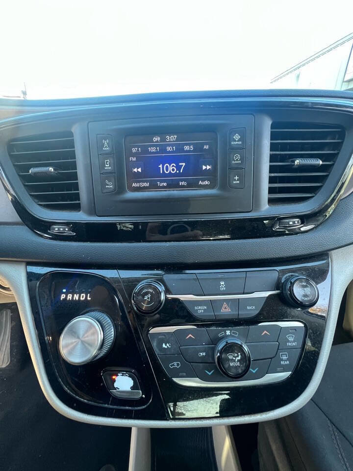 Used 2017 Chrysler Pacifica Touring FWD image 14