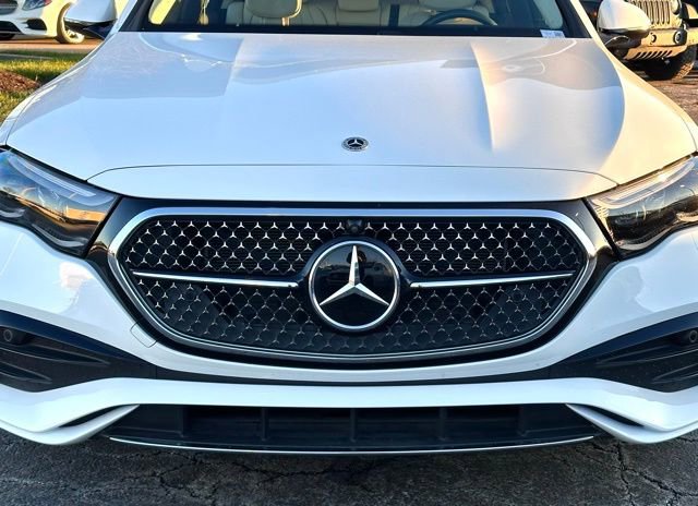 Used 2025 Mercedes-Benz E 350 4MATIC Sedan image 3