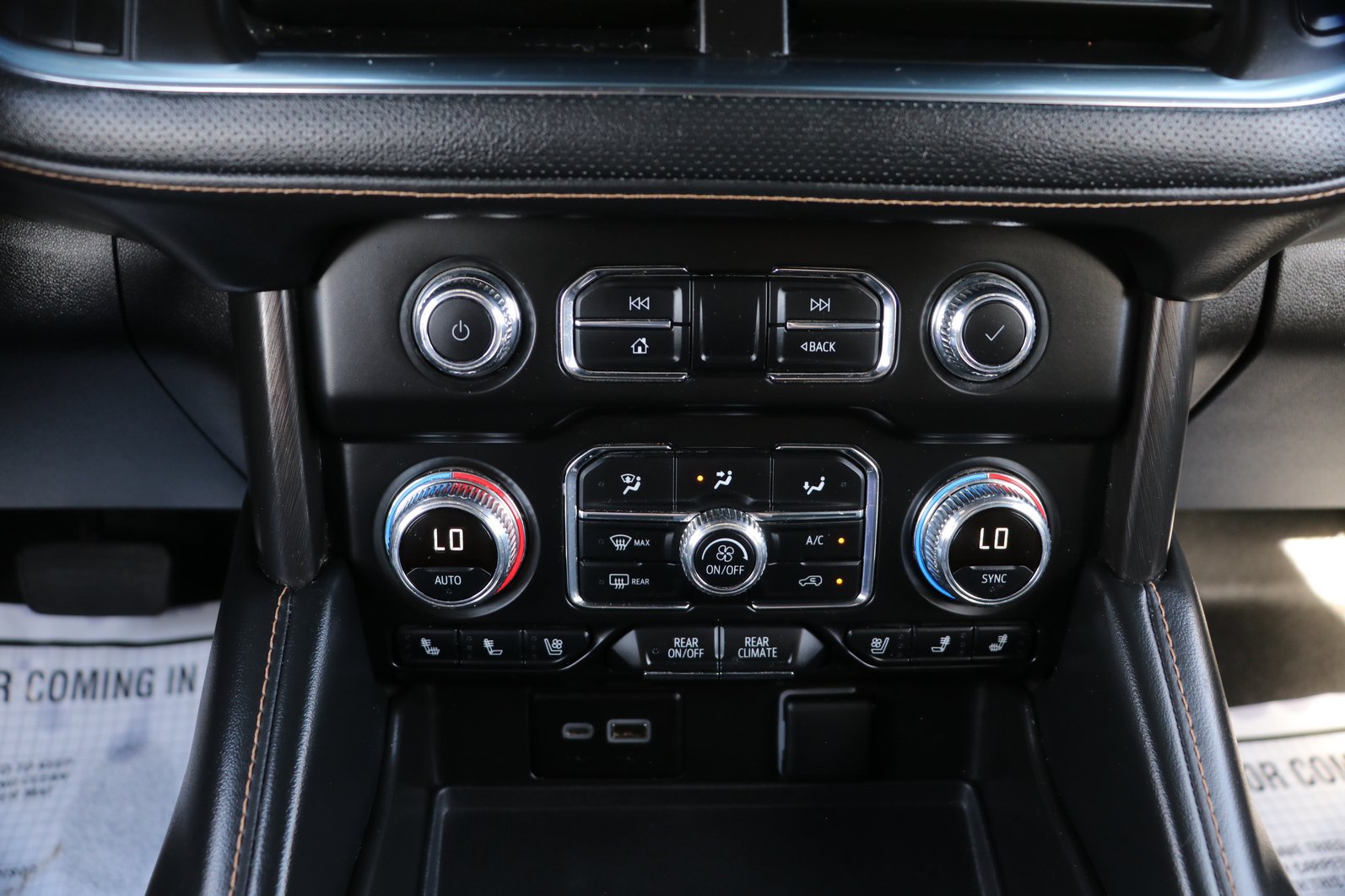 Used 2024 GMC Yukon AT4 w/ Technology Package AWD/4WD image 22