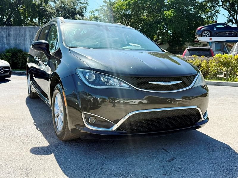 Used 2017 Chrysler Pacifica Touring-L FWD image 3
