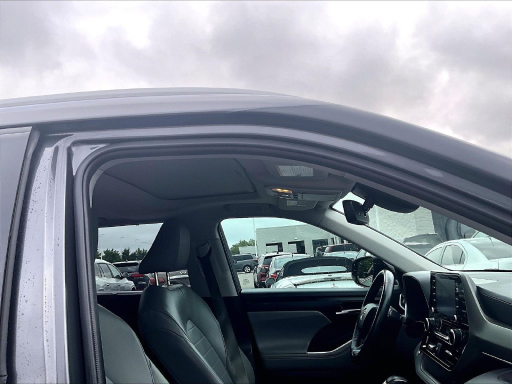 Used 2022 Toyota Highlander XLE FWD image 23