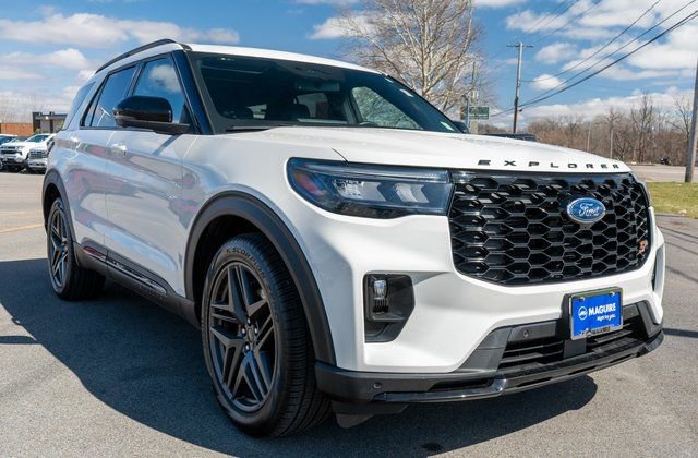 Used 2025 Ford Explorer ST image 4