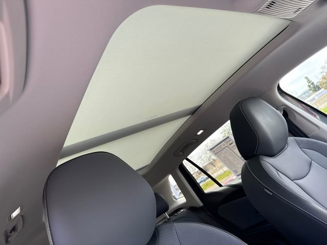 Used 2025 Volkswagen Tiguan SE image 18