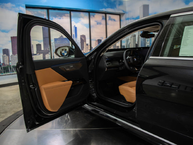 Used 2027 BMW 740i xDrive w/ Premium Package AWD/4WD image 11