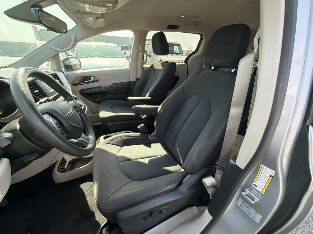 Used 2017 Chrysler Pacifica LX FWD image 9