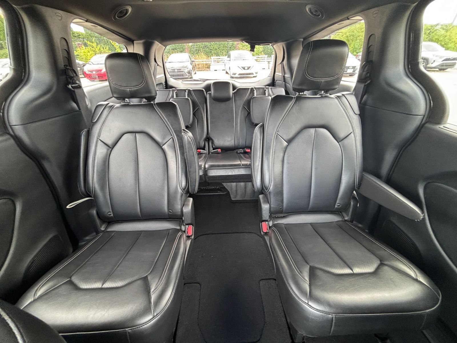 Used 2025 Chrysler Pacifica Select FWD image 40