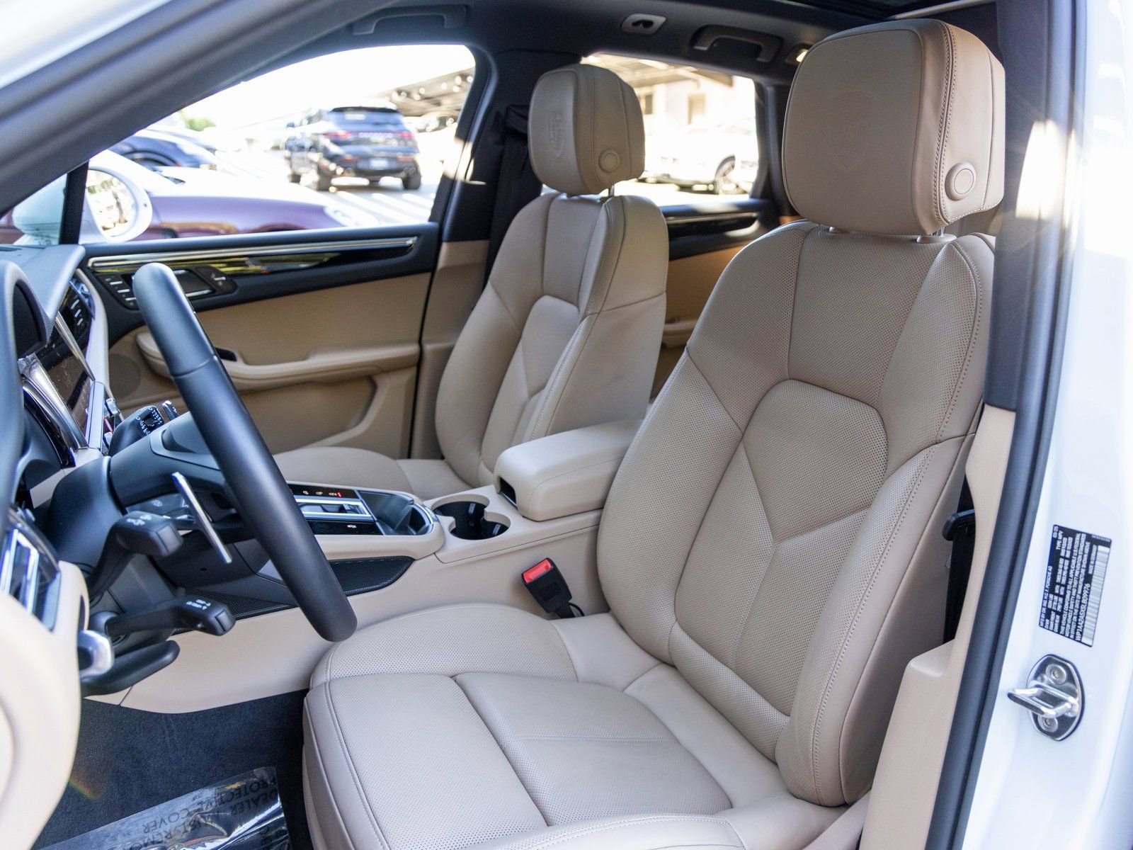 Certified 2025 Porsche Macan image 5