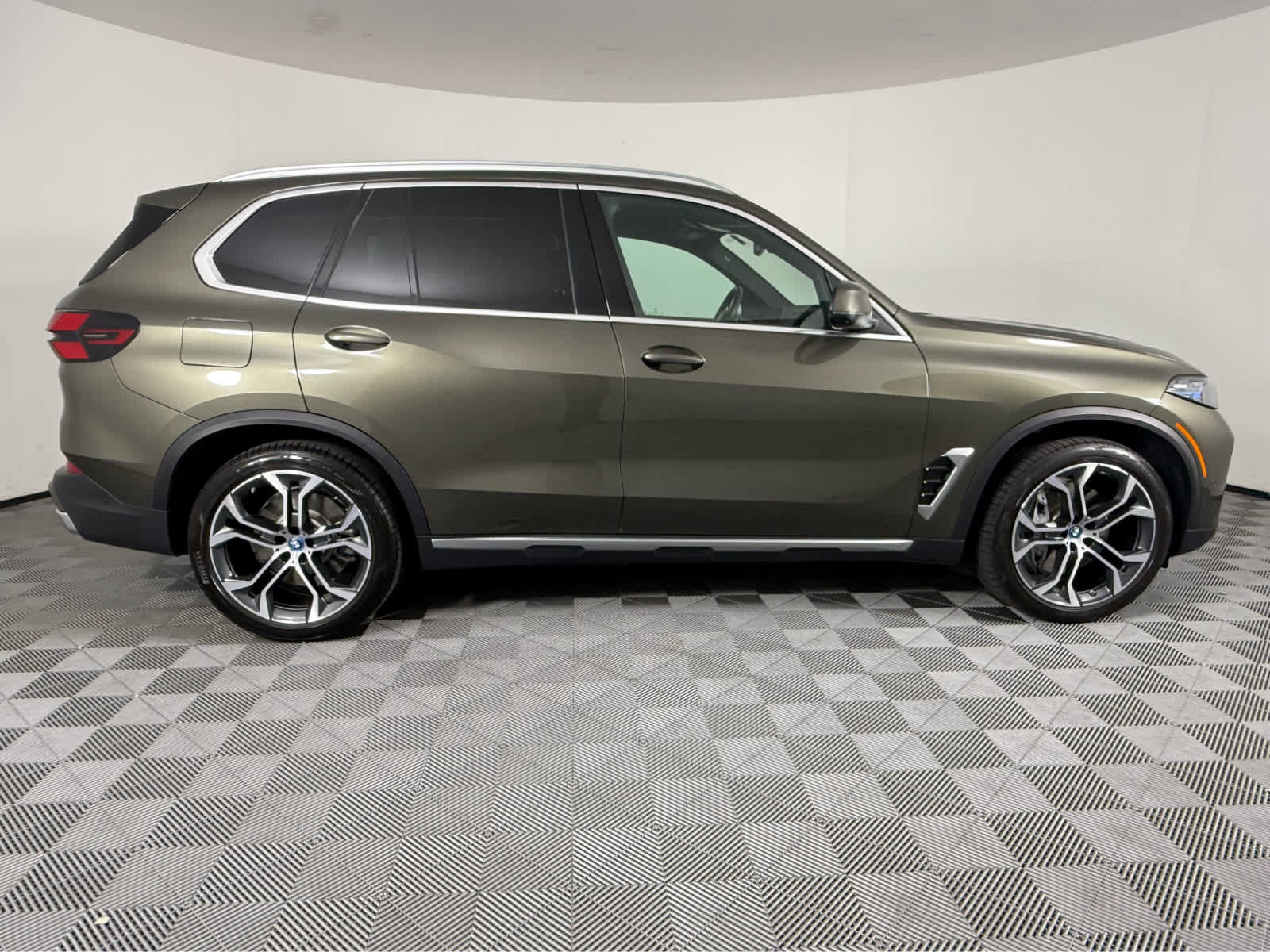 Used 2025 BMW X5 xDrive50e w/ Premium Package AWD/4WD image 2