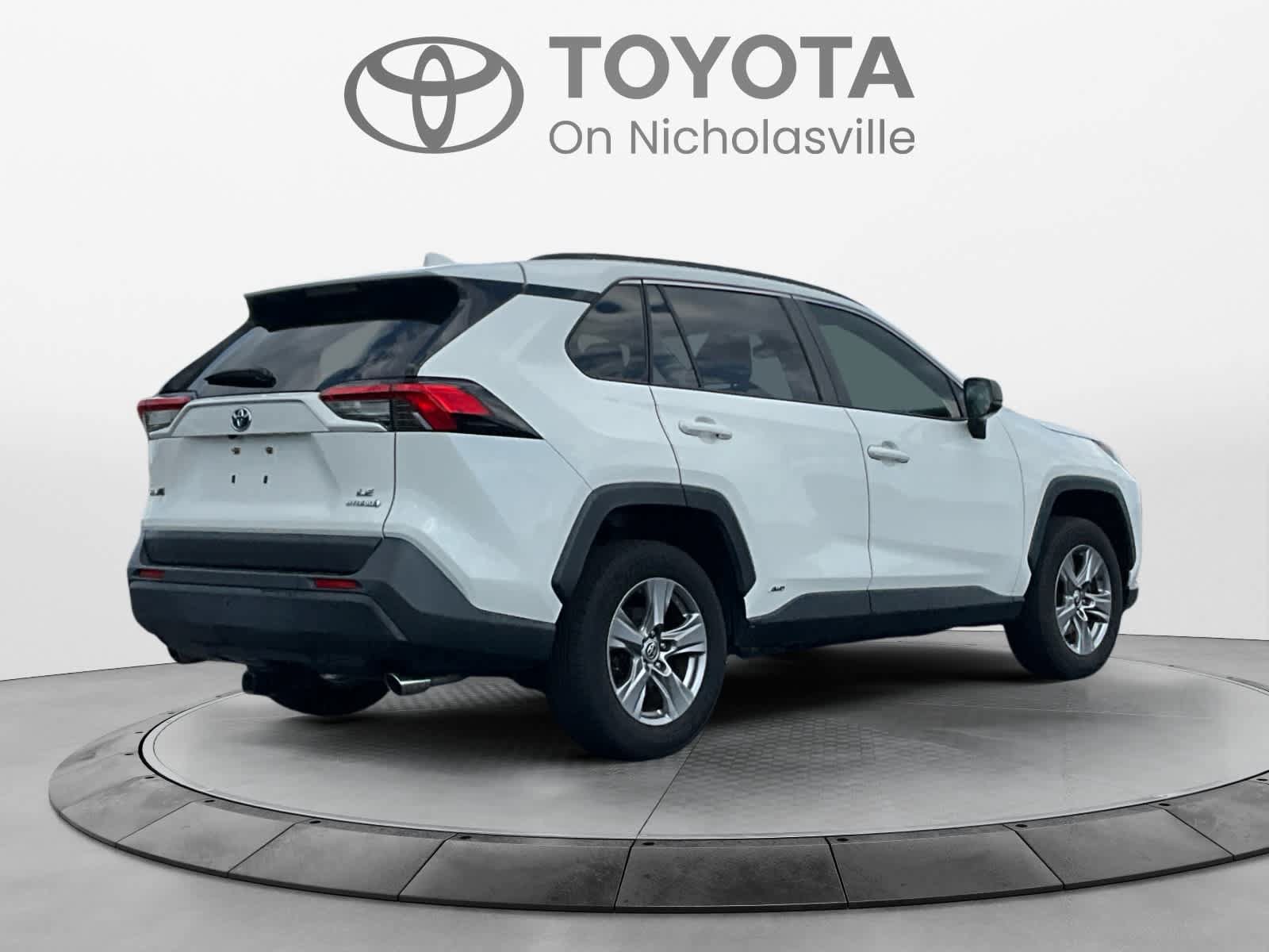 Used 2022 Toyota RAV4 LE AWD/4WD image 5