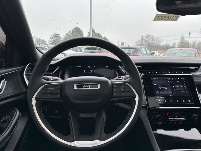 Used 2023 Jeep Grand Cherokee Altitude AWD/4WD image 10