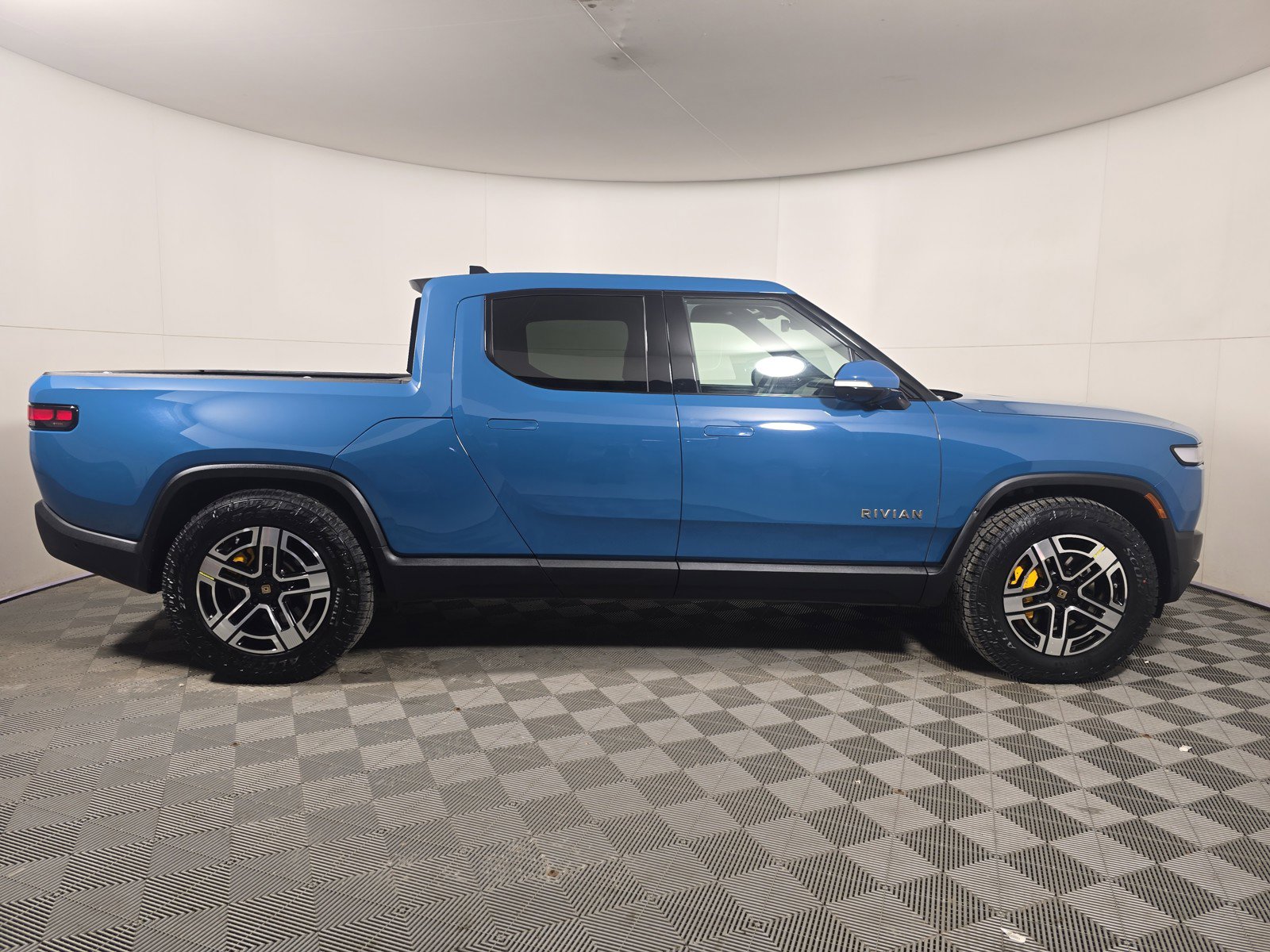Used 2023 Rivian R1T Adventure image 6