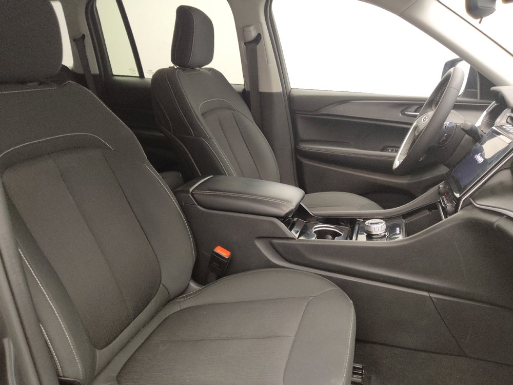 Used 2023 Jeep Grand Cherokee Laredo AWD/4WD image 21