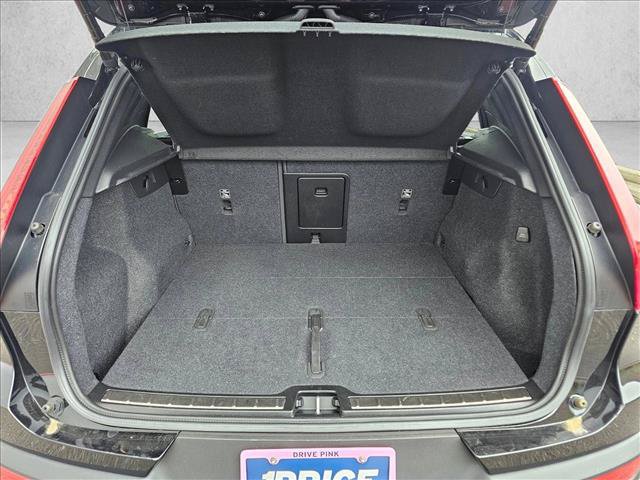 Used 2025 Volvo XC40 B5 Plus AWD/4WD image 12