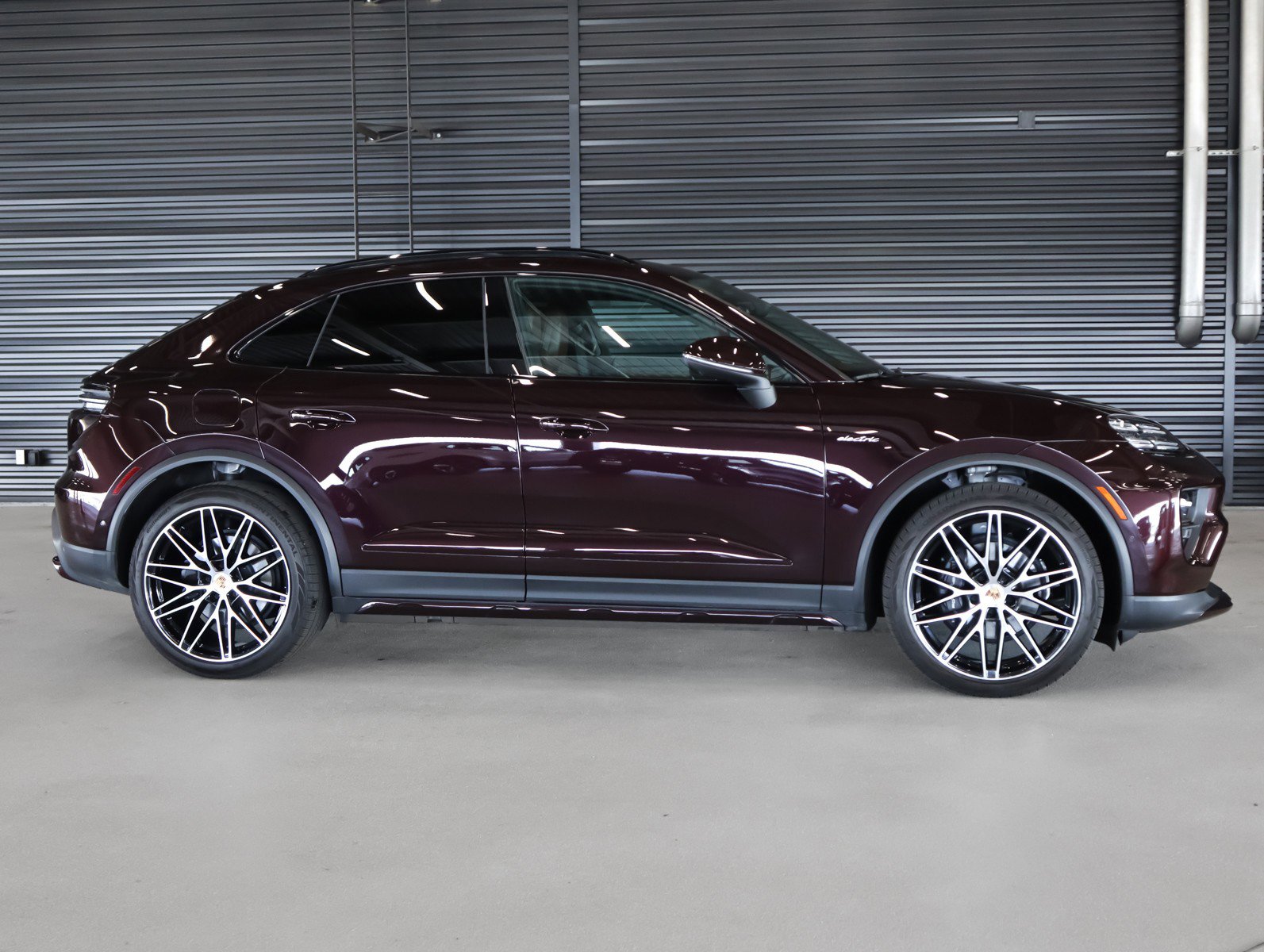 Used 2025 Porsche Macan Electric w/ Premium Package RWD image 11