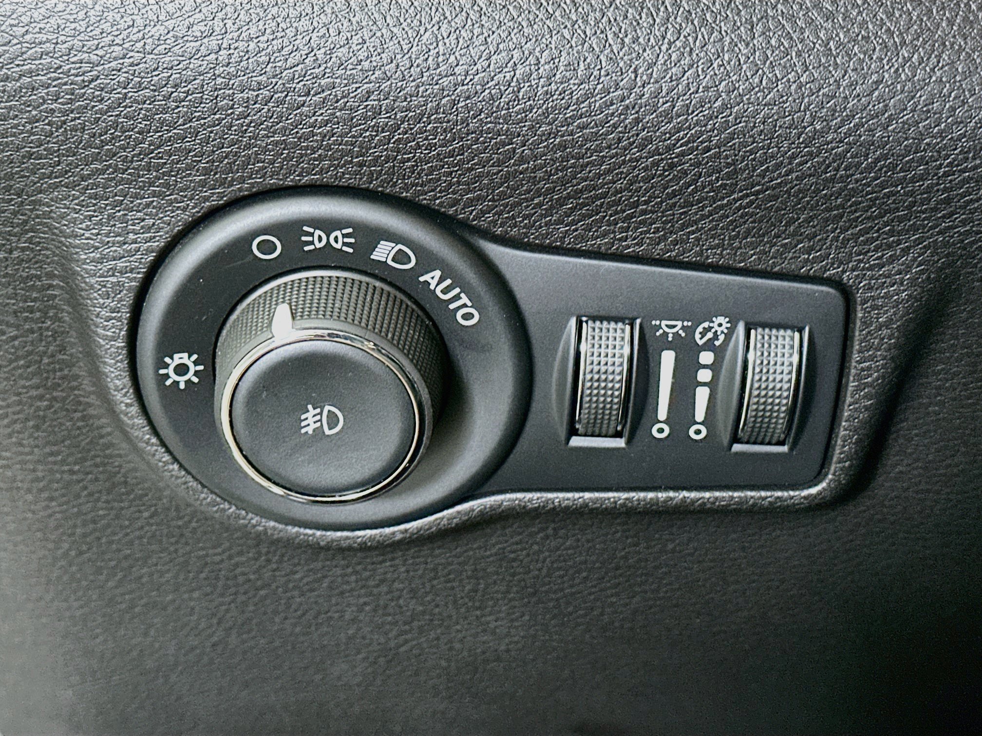 Used 2025 Jeep Compass Latitude w/ Sun & Sound Group AWD/4WD image 17