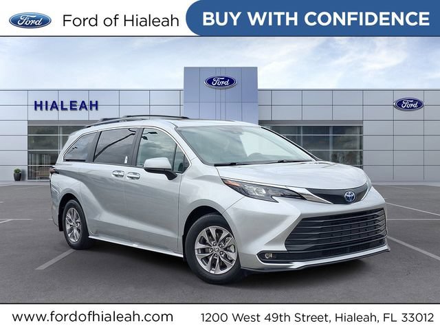 Used 2025 Toyota Sienna XLE w/ XLE Plus Package FWD image 1