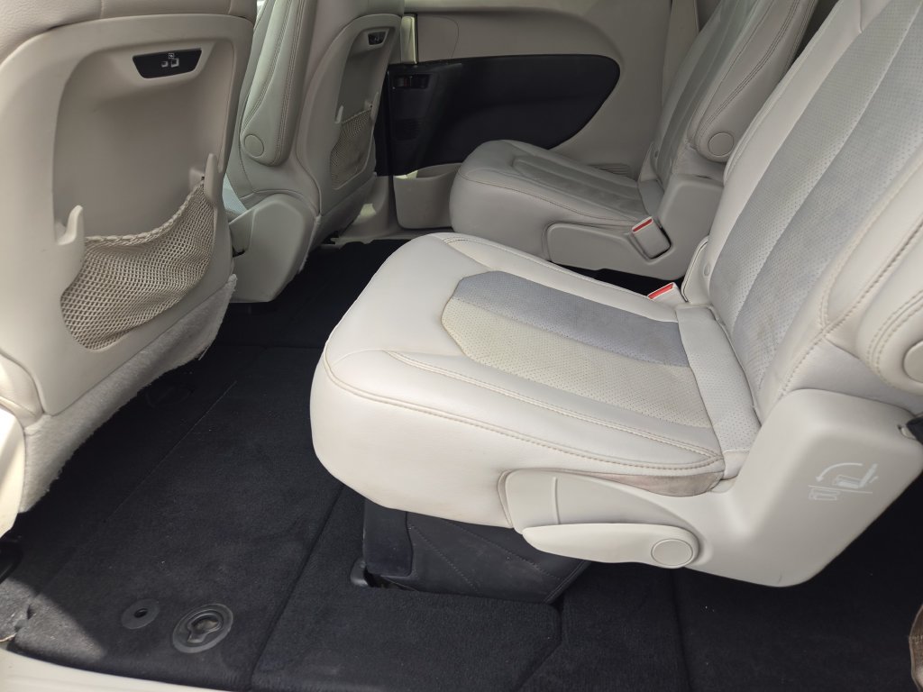 Used 2021 Chrysler Pacifica Touring-L FWD image 23