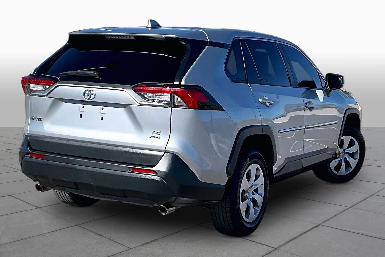 Used 2022 Toyota RAV4 LE AWD/4WD image 13