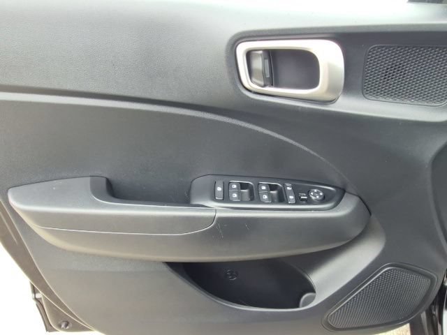 Used 2025 Hyundai Venue SE FWD image 10