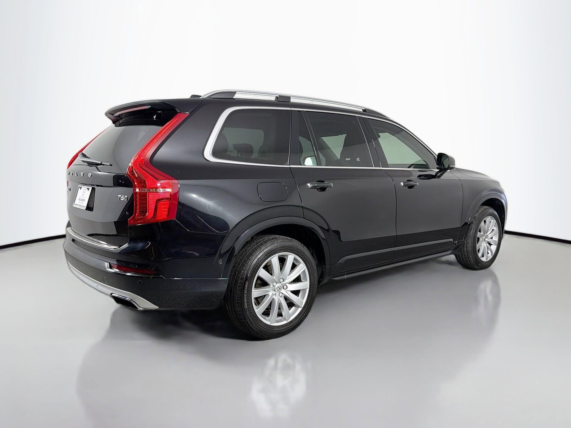 Used 2017 Volvo XC90 T6 Momentum w/ Vision Package image 5