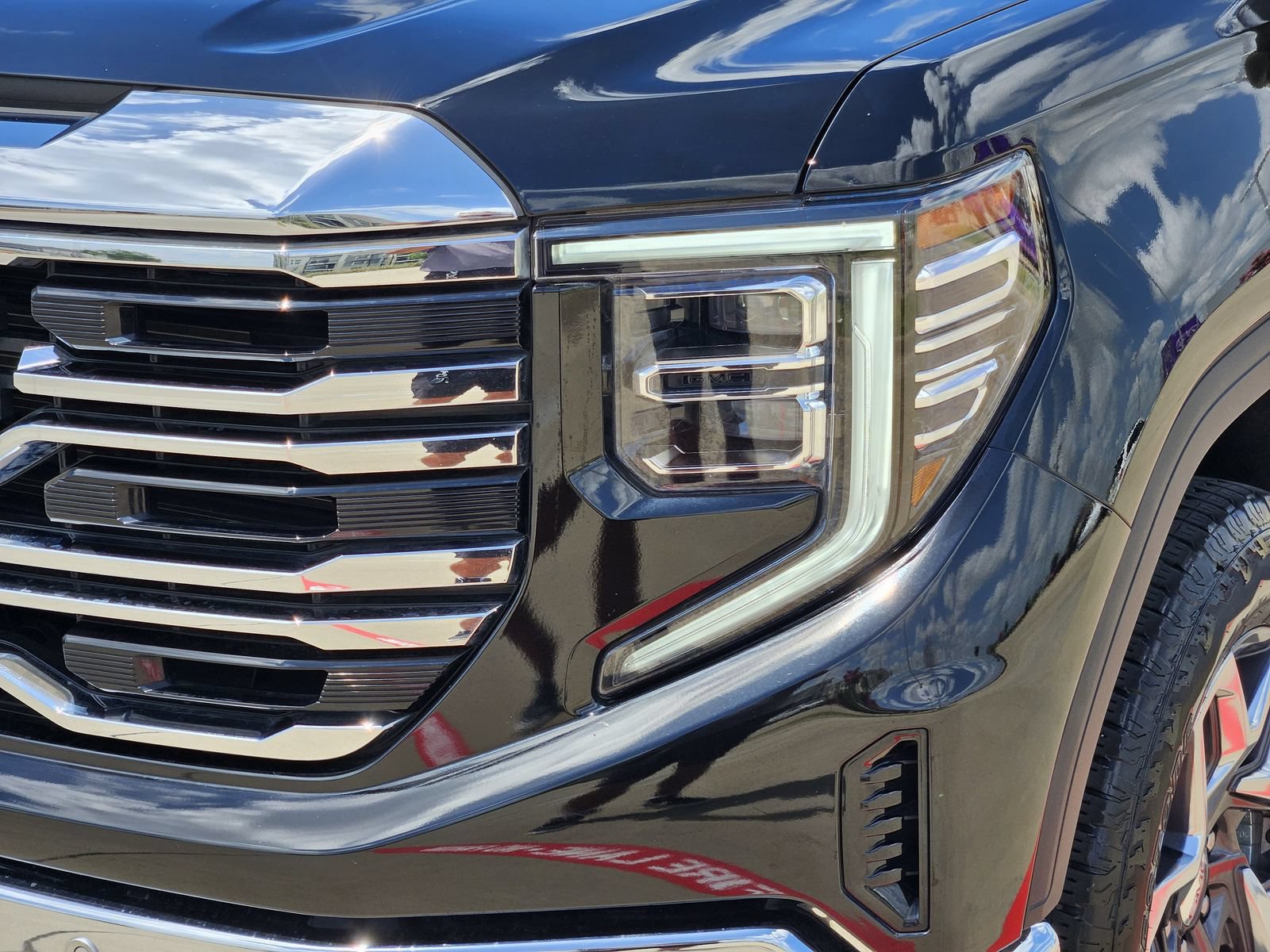 Used 2024 GMC Sierra 1500 SLT w/ SLT Premium Plus Package AWD/4WD image 11