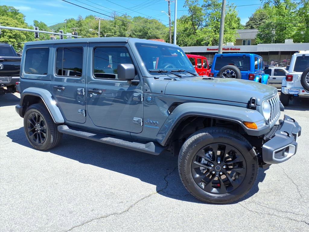 Used 2025 Jeep Wrangler Unlimited Sahara AWD/4WD image 2