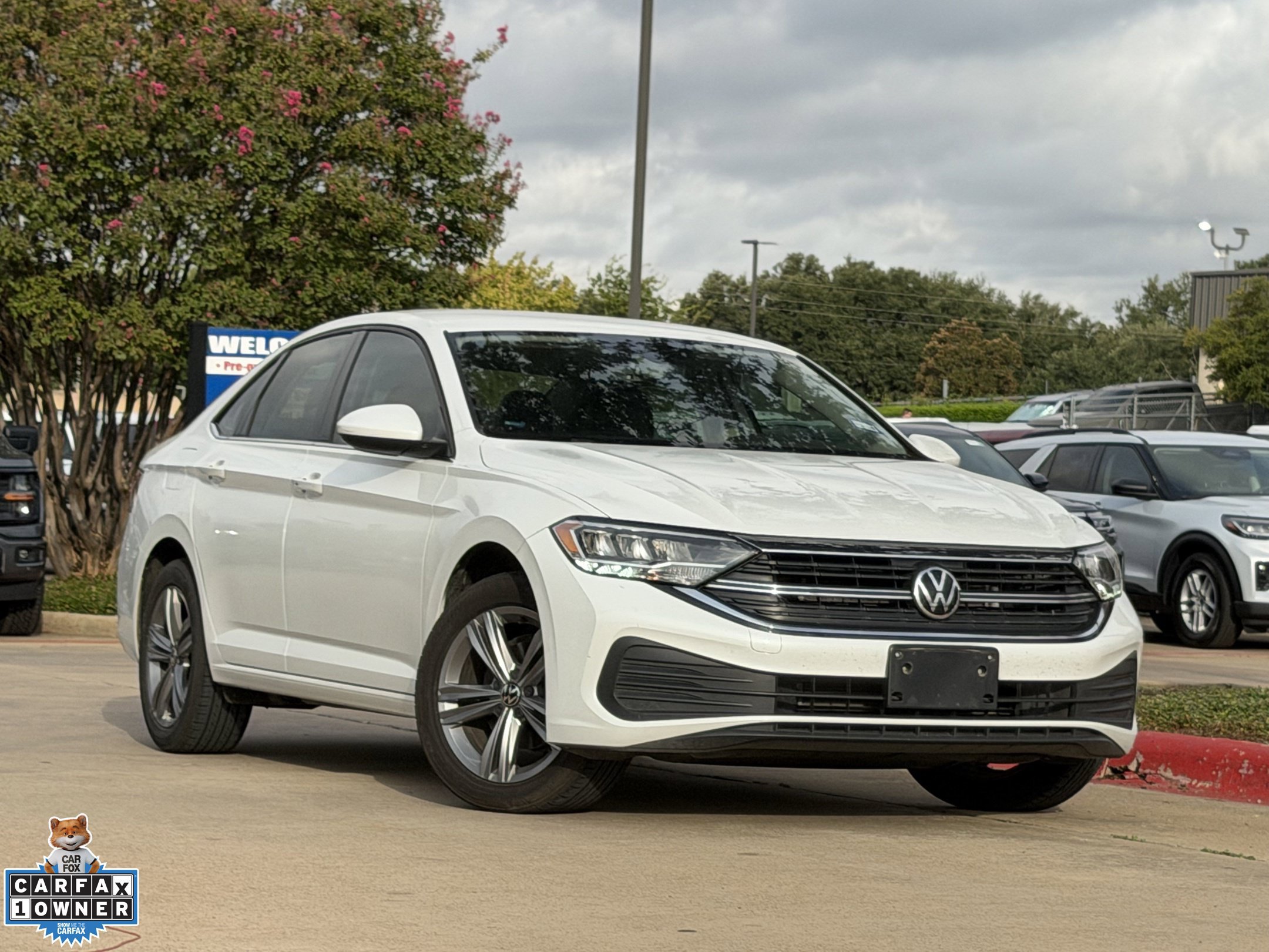 Used 2023 Volkswagen Jetta SE FWD image 2