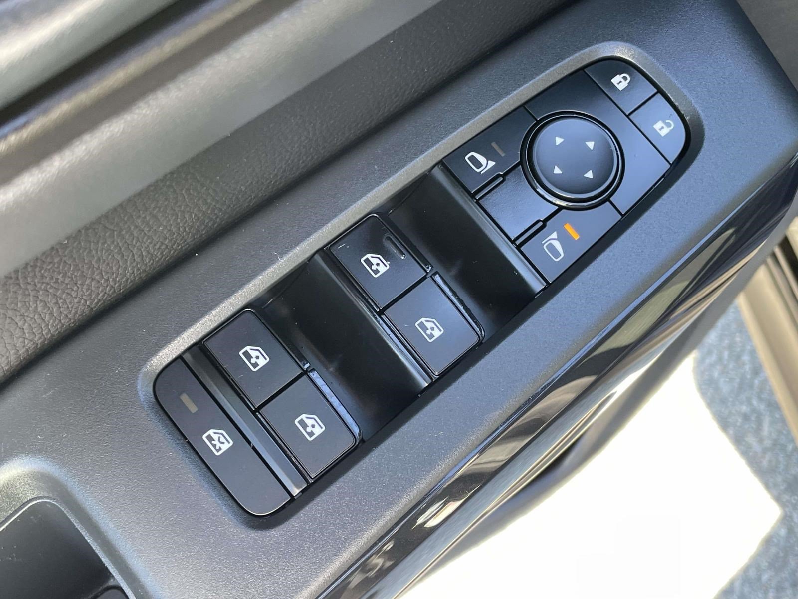 Used 2024 Nissan Pathfinder S AWD/4WD image 18