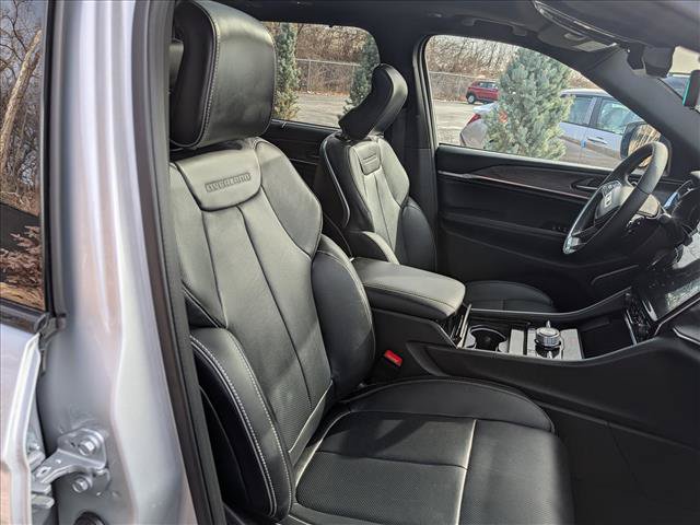 Used 2025 Jeep Grand Cherokee L Overland w/ Luxury Tech Group IV AWD/4WD image 13
