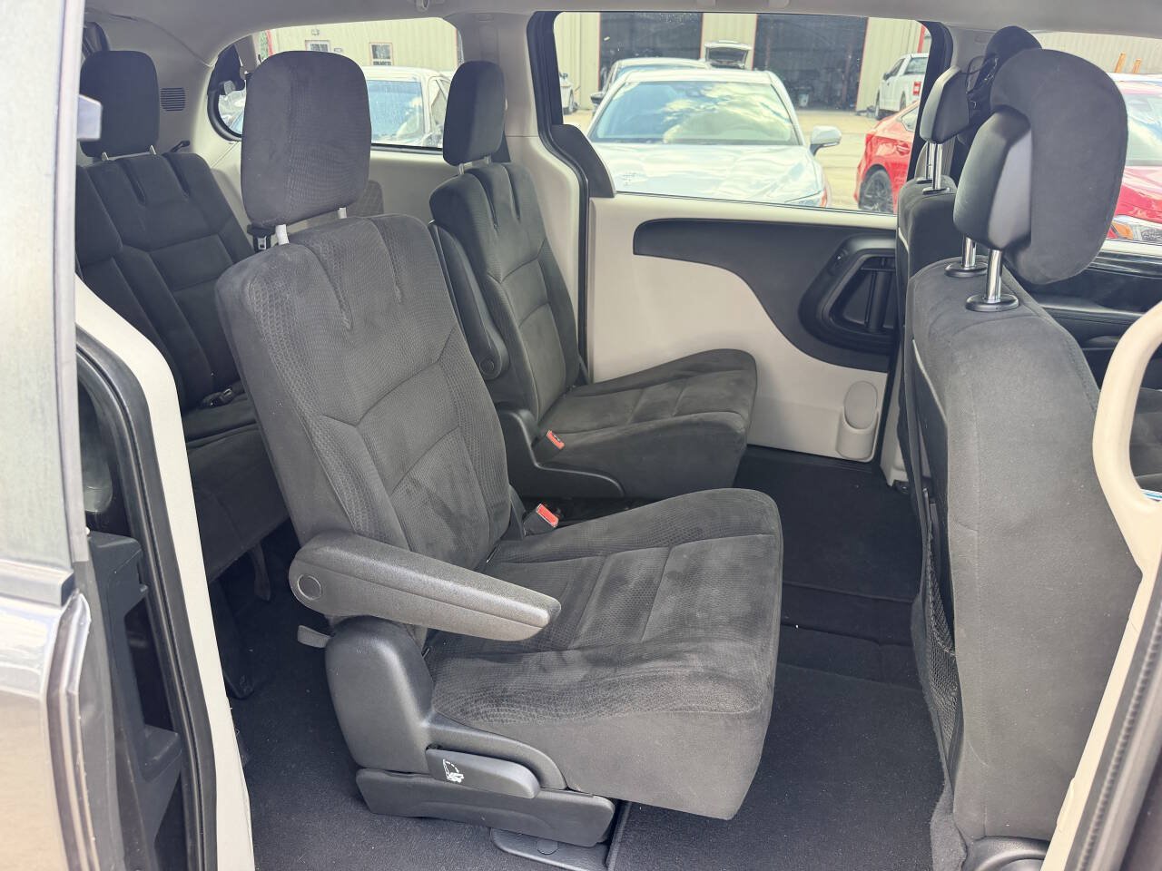 Used 2015 Dodge Grand Caravan SXT w/ UConnect Hands-Free Group FWD image 18