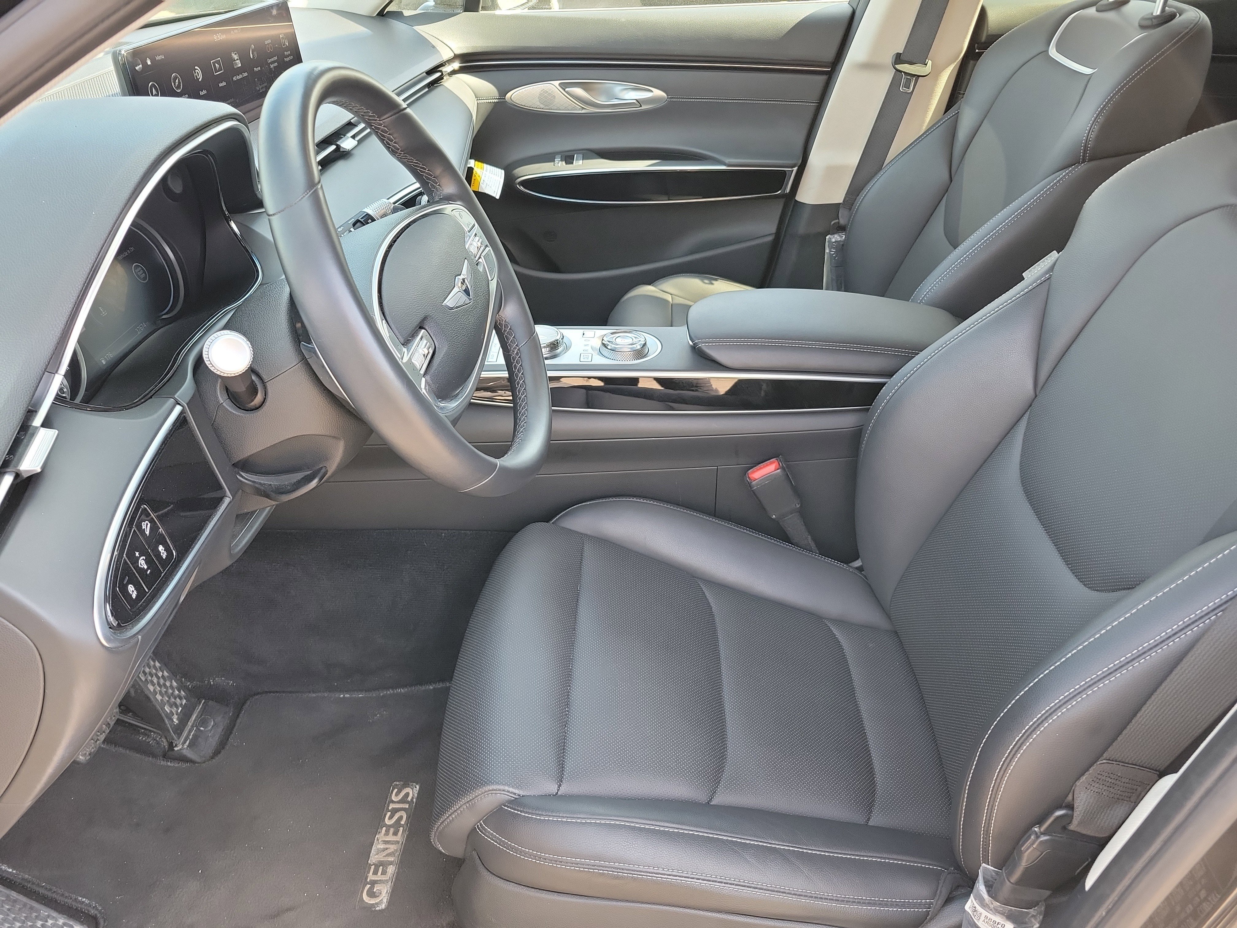 Used 2025 Genesis GV70 2.5T image 3