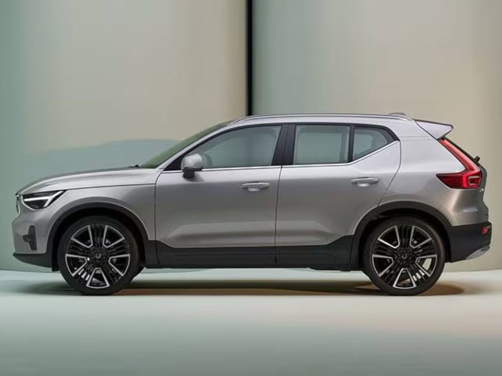 Used 2025 Volvo XC40 B5 Plus image 2