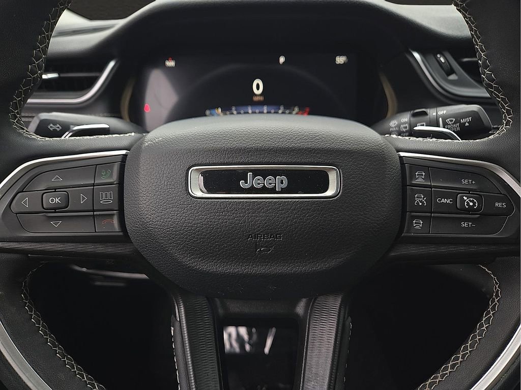 Used 2023 Jeep Grand Cherokee Laredo AWD/4WD image 19