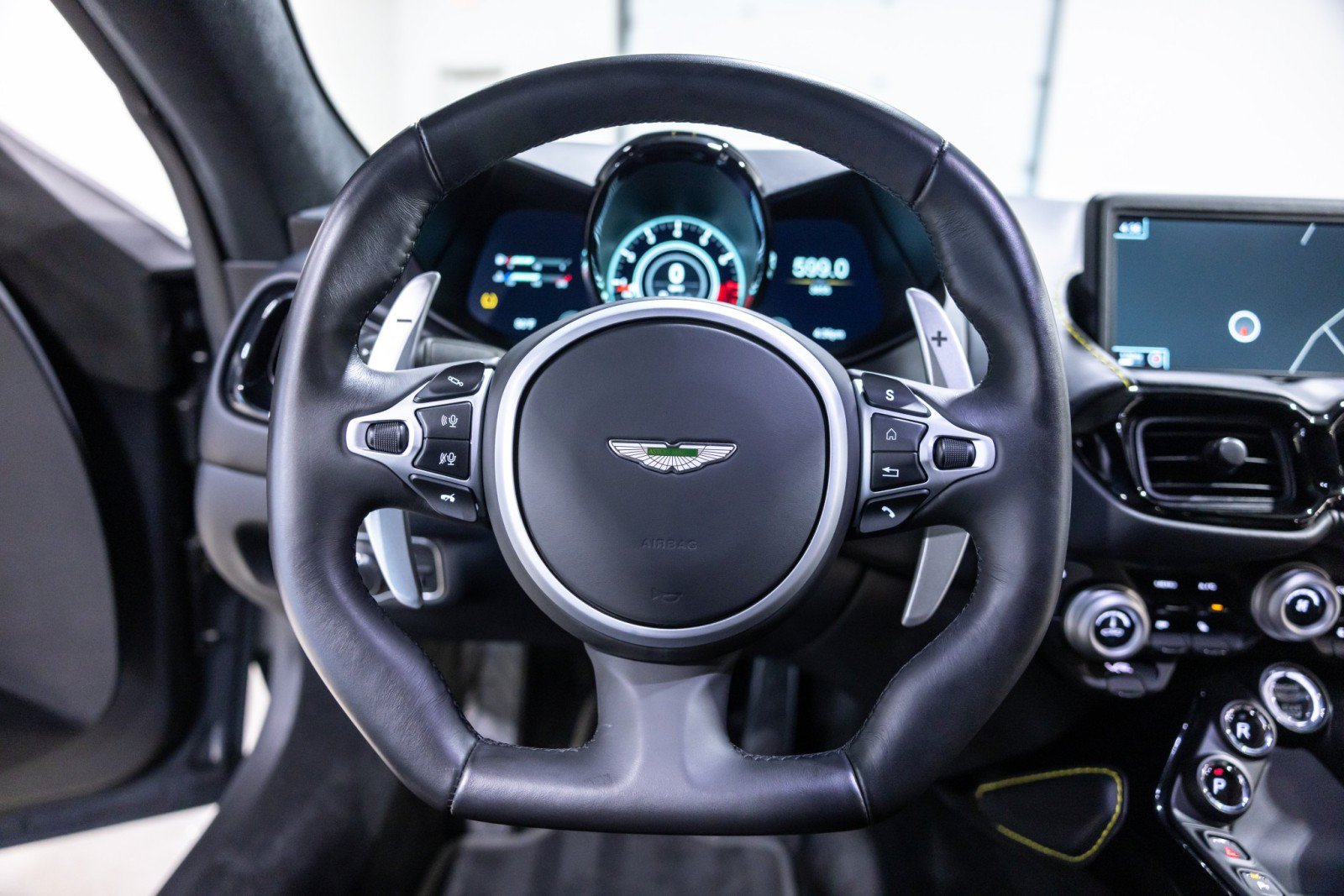 Used 2022 Aston Martin V8 Vantage Coupe RWD image 42