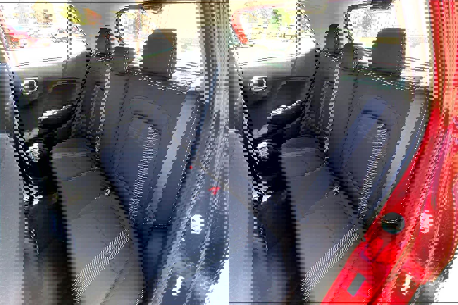 Used 2025 Hyundai Venue SEL FWD image 21