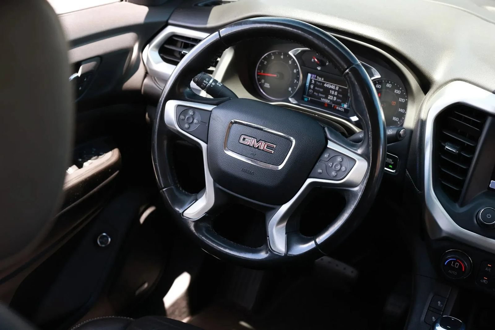 Used 2019 GMC Acadia SLT FWD image 44