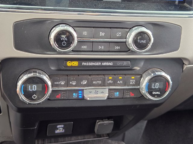 Certified 2022 Ford F350 Lariat RWD image 19