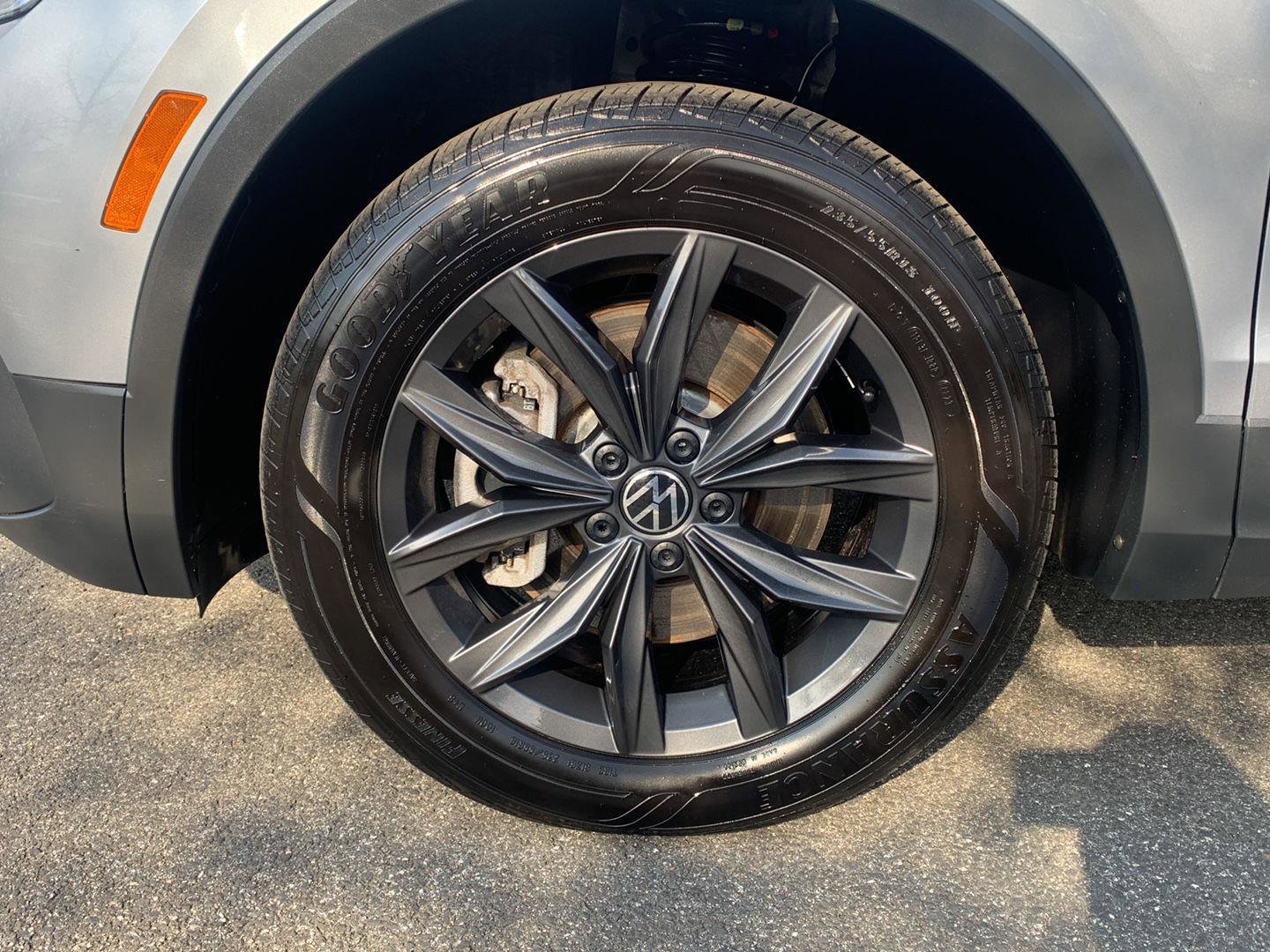 Used 2024 Volkswagen Tiguan SE w/ Panoramic Sunroof Package image 9