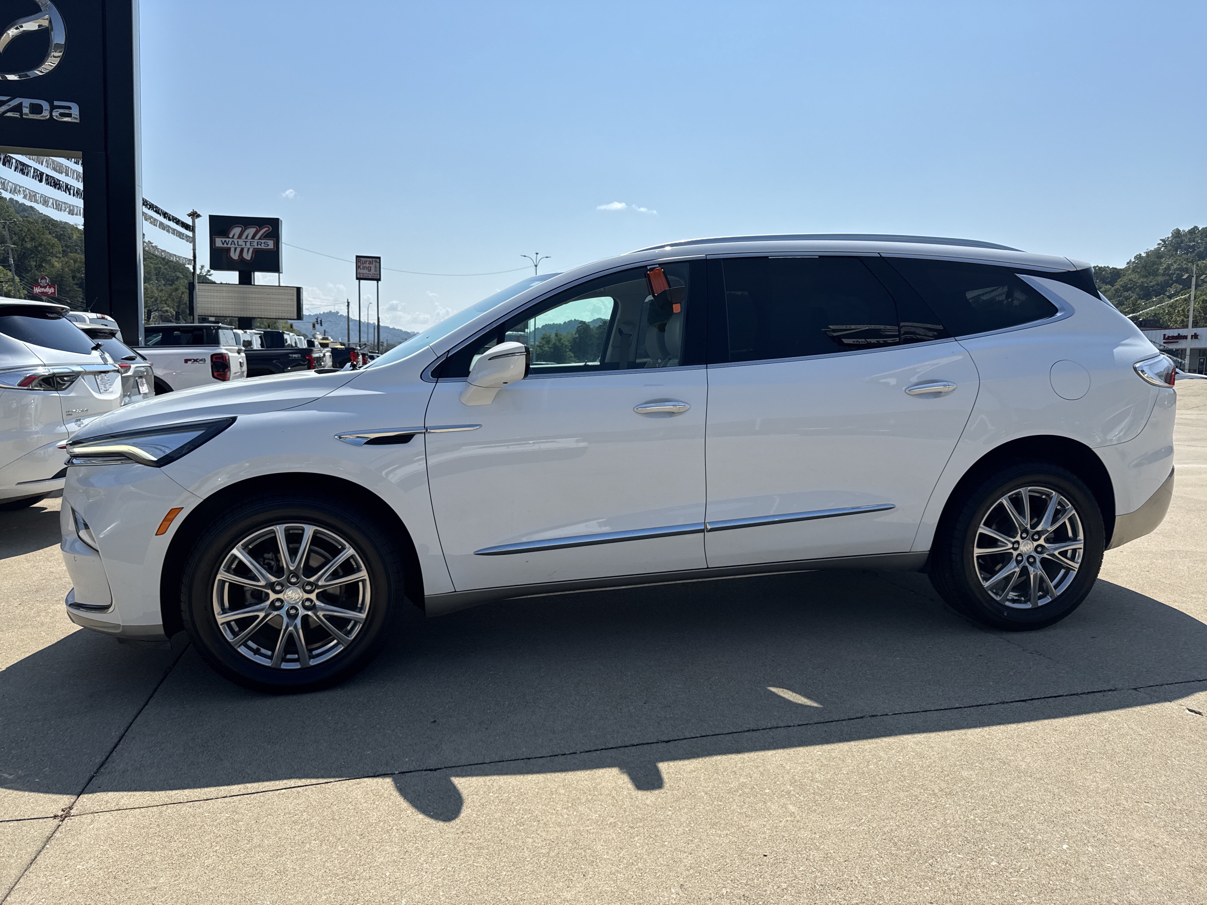Used 2022 Buick Enclave Premium w/ Experience Buick Package AWD/4WD image 4